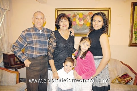 28112010 El señor Miguel Betancourt festejó sus 80 años de vida acompañado por su esposa Conchita y sus nietos Laura, Sofía y Miguel Ángel.