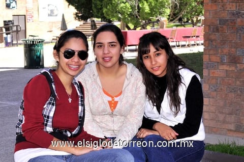 29112010 Nohemí Ramírez, Victoria López y Azucena Ibarra.