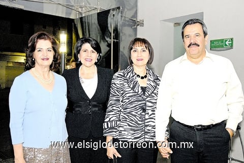 29112010 Cristy, Lupita, Silvia y Enrique.