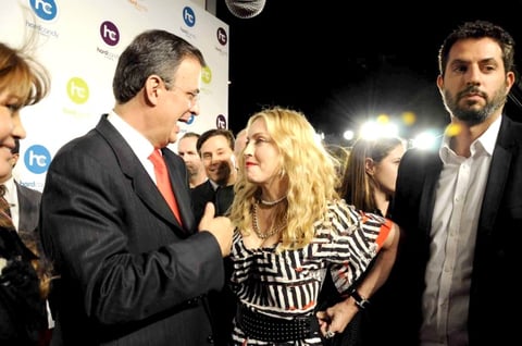 A Madonna no le incomoda estar en México ante la ola de inseguridad que se vive, pues dice que ha visitado lugares 'que se definen como inseguros, como Tel Aviv o Río de Janeiro, lo cual nunca me ha detenido para presentar mi ´show´, así que no estoy preocupada por la inseguridad'.