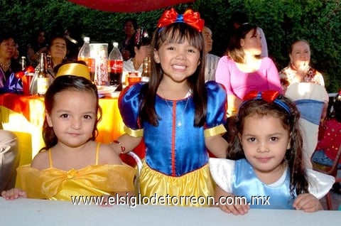 30112010 Elany Constanza Esquivel el día de su piñata junto a sus amigas.