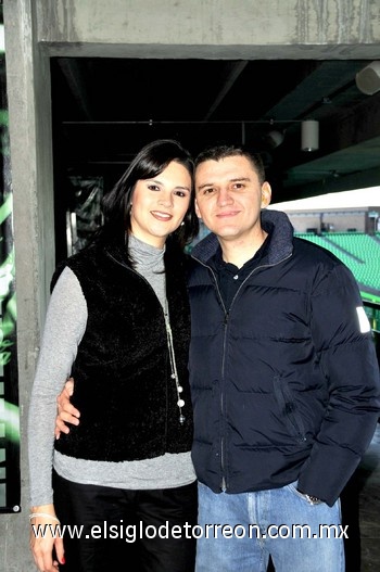 30112010 Se divierten. Agustín y Mayra Prieto.