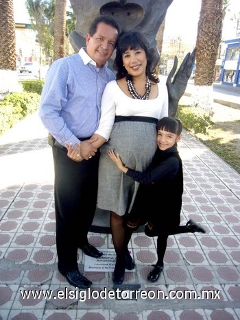 30112010 Enrique Guerrero Bander e Isolda Rentería Rey con la pequeña Marina Isolda Guerrero.