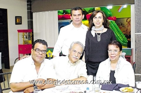 30112010 Carlos Millán, César y Angélica, Carlos y Rosy Millán.