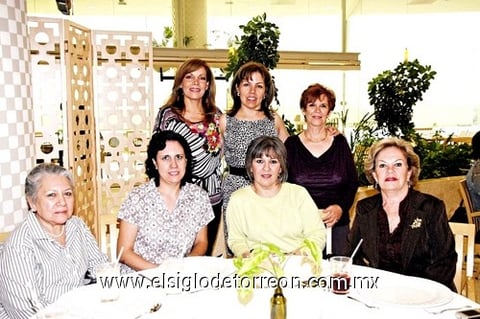 30112010 Alejandra Santoscoy de Flores en compañía de amistades en reciente reunión con motivo de su onomástico.
