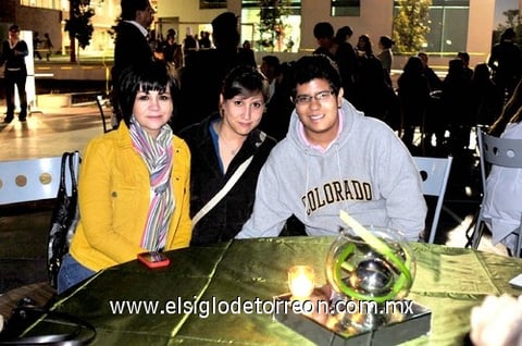 30112010 Tina, María Elena y Beto.