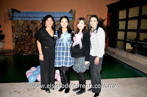 30112010 Dora Calderón y Thania Olague junto a la organizadora de su festejo de canastilla, su suegra Amalia de Ontiveros, las acompaña Rocío Sotelo.