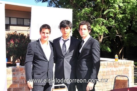 01122010 Gerardo del Moral, Alejandro Flores y Nico Jiménez, en reciente evento estudiantil.