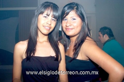 01122010 Alejandra y Bety asistieron a reciente festejo de quince años.