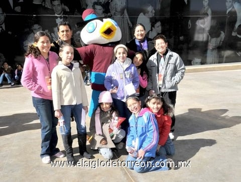 01122010 Emily, Karen, Jael, Mayra, Mariana, Andrés, Karime y Julia acompañados de sus profesores Rocío Castillo y Eduardo Puentes así como de 'El Tecolotito'.