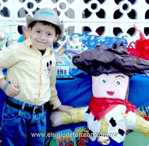 01122010 Érik Arnoldo Becerril López cumplió cinco años y fue festejado por sus papás Arnoldo Becerril y Gaby de Becerril, en un club de la localidad.