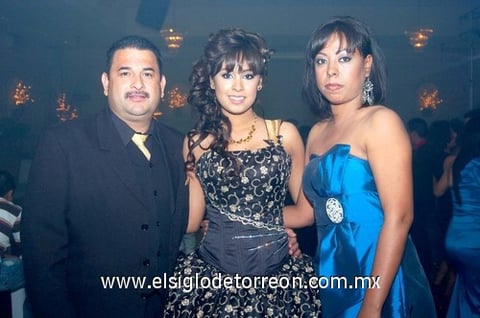 01122010 Rosa Isela Hernández el día de su cumpleaños junto a sus papás Carlos Alberto Hernández y Rosa Isela Beltrán.