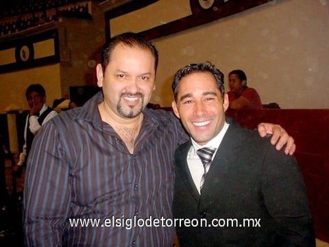 01122010 Luis Mesta junto al conductor Juan José Ulloa.