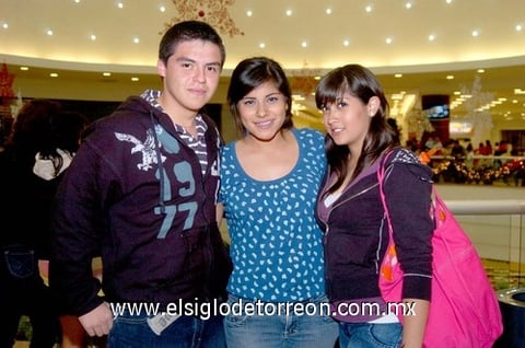 02122010 Salvador, Andrea y Cindy.