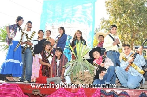 02122010 Alumnos de la Escuela Secundaria General Número 3 Profesor Moisés Sáenz Garza, que participaron en el desfile conmemorativo del Centenario de la Revolución Mexicana.