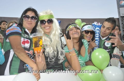 03122010 Máximo apoyo de los aficionados, quienes lucieron pelucas, bandas en el cabello y globos.