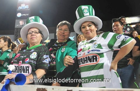 03122010 Las mujeres se hicieron presentes en la tribuna y lucieron grandes sombreros y playeras a rayas.