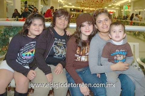 03122010 Dora, Lizbeth, Naima, Marya y Ricardo.