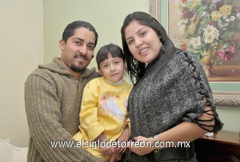 03122010 Jesús Rangel, Laura Méndez y la pequeña Laurita Rangel Méndez.