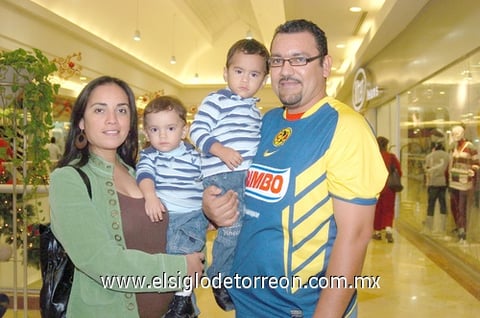 03122010 Celina, Tony, Diego y Toñito.