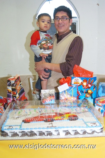 03122010 Emiliano Severino Rojas cumplió dos años, por lo que disfrutó de una divertida fiesta.