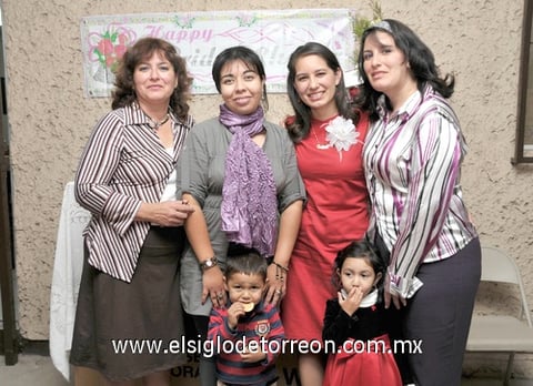 03122010 Sara Arlette Uribe Menchaca en compañía de Jatziry Arleen Uribe Menchaca, Cecilia Mendoza, Ana Lidia Uribe, Ernesto Javier Uribe el día que fue festejada con una agradable despedida de soltera con motivo de su próximo enlace nupcial.