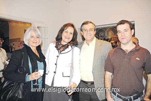 03122010 Rebecca, Silvia y Jacques Plouiw, y Manolo.