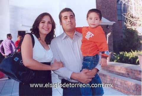 05122010 Carlos Torres López fue festejado al cumplir tres años por sus papás Valeria y Carlos Torres.