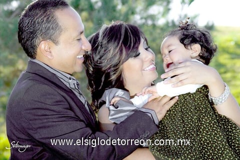 05122010 En familia: Luciana Valdemar González Talamantes acompañada por sus papás; Sr. Valdemar González Herrera y Sra. Paulina S. Talamantes de González.
