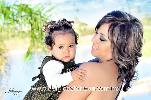 05122010 La pequeña Luciana Valdemar González Talamantes con su mamá Sra. Paulina S. Talamantes de González en su festejo de su primer año de vida.