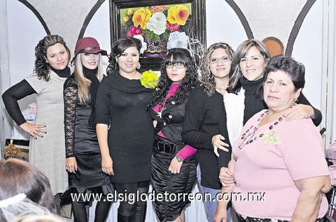 05122010 Berenice Triana Rivera recibió una agradable despedida de soltera en la que lucieron como organizadoras Socorro Rivera y Socorro Triana. Berenice estuvo rodeada de amigas y familiares entre ellas sus primas, quienes la felicitaron por su próximo enlace con Sergio Hernández Saucedo el próximo 19 de marzo.