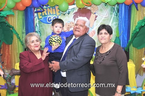05122010 El festejado junto a sus abuelitos Sr. Ernesto Chavarría, Sra. María Trinidad Ramos y Sra. Araceli Ramos.