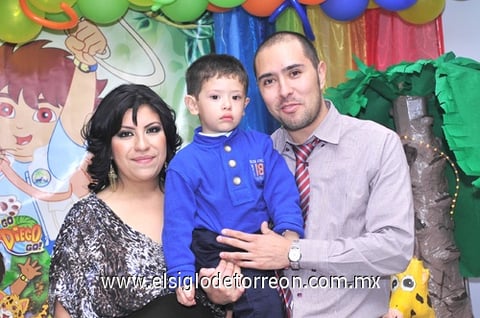 05122010 El pequeño Ernesto Israel Sanabria Chavarría en compañía de sus papás Sr. Héctor Sanabria Muñoz y Sra. Montserrat Chavarría.