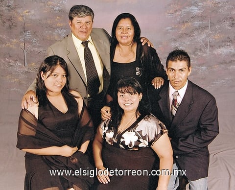 05122010 Roberto Martínez Jiménez y María del Carmen Vega de Martínez celebraron 35 años de matrimonio acompañados de sus hijas Diana Martínez Vega y María del Carmen Martínez de Medina, y su hijo político Pedro Medina Robles.