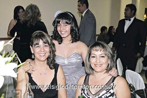05122010 María de los Ángeles, Dolores  y Natalia López.