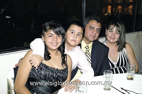 05122010 Ana Lucía, Luis Carlos, Alfonso Salazar y Alma Rocío López.