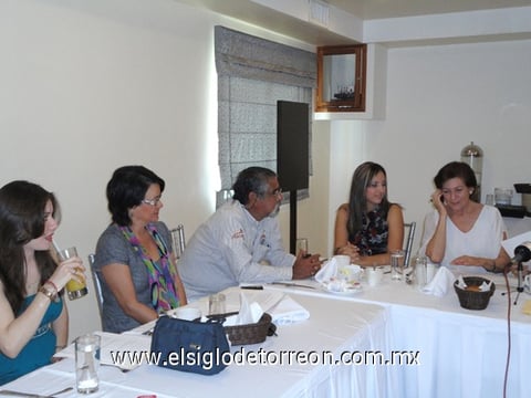 05122010 Durante la premiación los asistentes disfrutaron de un desayuno.