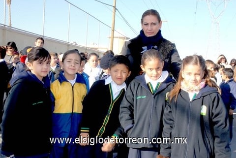 06122010 Marcela Murra, Jimena Jegi, Marcelo Lozano, Ana Sofi Medellín y Andrea García con su profesora Laura.