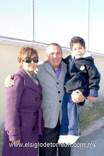 06122010 Patricio Ceniceros junto a sus papás.
