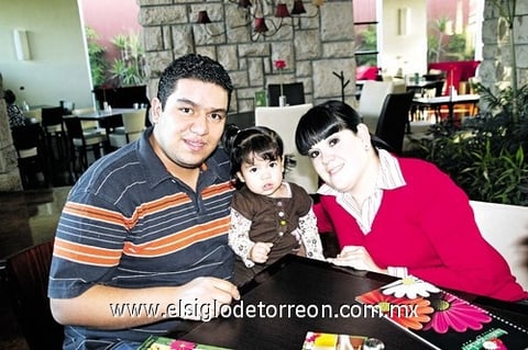 06122010 Gustavo Flores, la pequeña María Fernanda y Adriana de Flores.