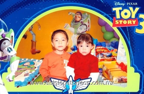 06122010 Carlos Torres López en su fiesta de cumpleaños junto a su primita Daniela López González.