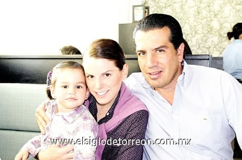 06122010 La pequeña Regina, Lupita y Omar.