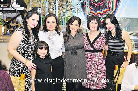 Ale Jaik de Estrada en su festejo de canastilla junto a su mamá Raquel Muñoz y sus hermanas Rosy, Ana Sofía y Laura, y su sobrinita María.