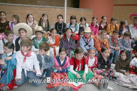 Alumnos festejaron la Revolución.