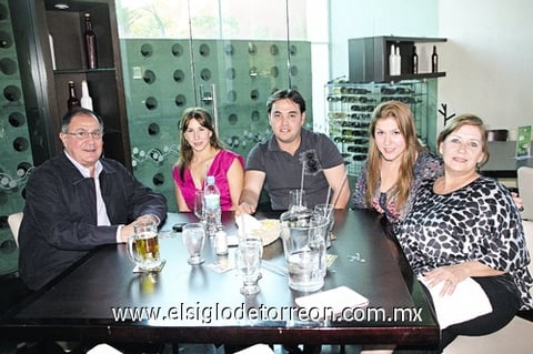 07122010 Familia Peressini en agradable convivencia.