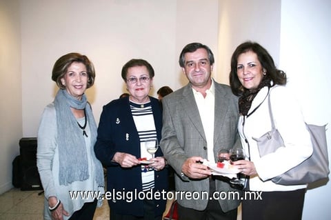 07122010 Asistentes. Josie Reynoard de Iriarte, Cristy Baille de Vázquez, Jaques Ploin y Silvia de Ploin.