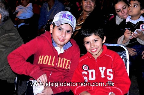 08122010 Ale con sus hijos Hugoalexi y Elexa.
