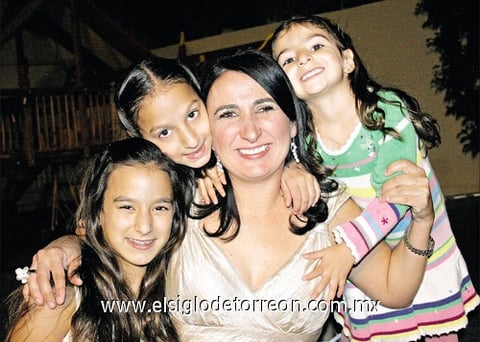 10122010 Maribel rodeada por sus hijas Isabel, Mariana y Bárbara.