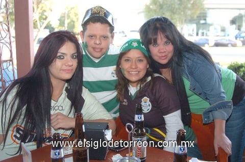 11122010 Denis Azpilcueta, French, Karla Villa y Miriam Azpilcueta.