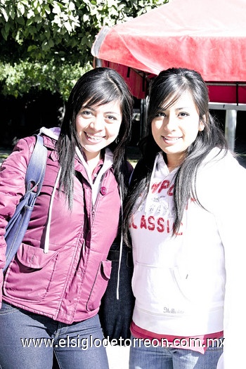 12122010 Sandy Ramírez y Mariel Valencia.